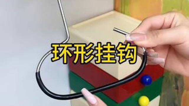 挂帽子，围巾，吊带都方便多了 自从有了这个#圆环衣架  ，挂帽子，围巾，吊带都方便多了，衣柜也整齐干