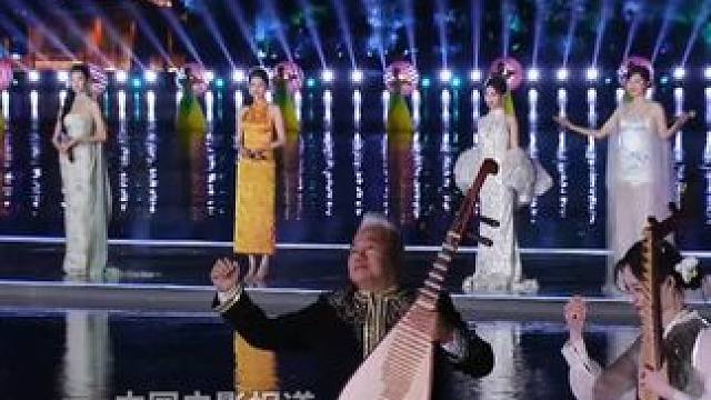 #曾黎 #毛晓彤 #孙怡 #张艺凡 在西湖合唱歌曲《千年等一回》，方锦龙和#周洁琼 用琵琶为歌曲伴奏