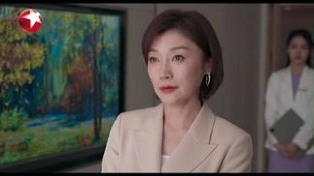 江蓉在手术结束后网上的负面评价一直不绝于耳，这让她情绪一直很低落，格睦医院的运营负责人李起#代乐乐 