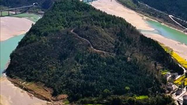 嘉陵江在飞仙关环绕而行，但京昆高速，宝成铁路和108国却道穿山而行。#宝成铁路 #京昆高速 #千村万