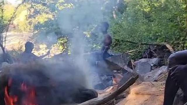 兄弟们干饭时间到了 #纪录片#非洲部落#原始部落#原始生活