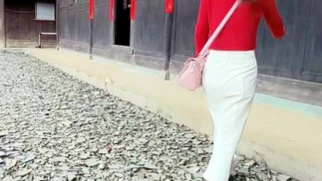 回到了老家，总有那么一瞬间鼻子突然一酸，挺怀念曾经的自己，脸上总是带着微笑，一幅无忧无虑的样子，后来