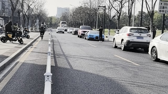 酷哥干嘛呢，一堆在我门口直播。第一视角