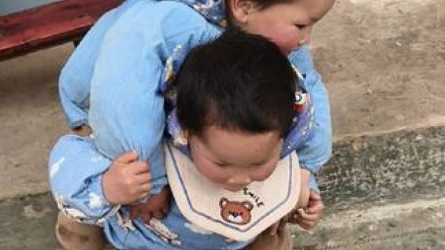 小双还想背大双。 #内容启发搜索 #小朋友的快乐就是如此简单