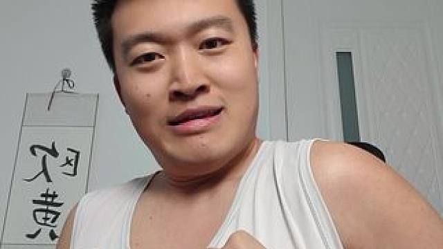 有没有好心人帮我P成非常有钱的样子！ #使命召唤手游#肌肉男