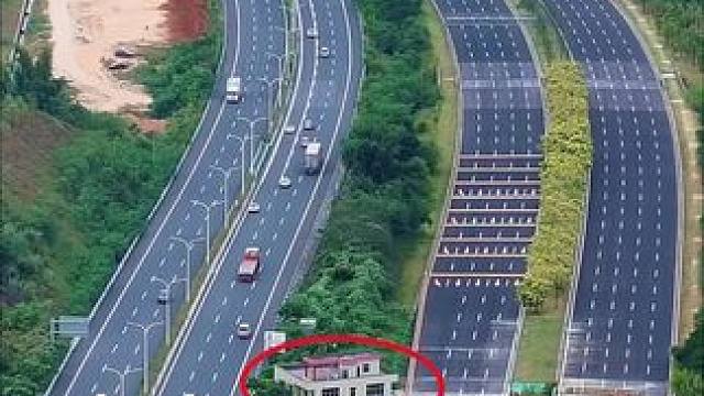 广东最惨的原住户，如今后悔了，早知道就不那么固执了！#广州 #旅行推荐官 #钉子户 #航拍