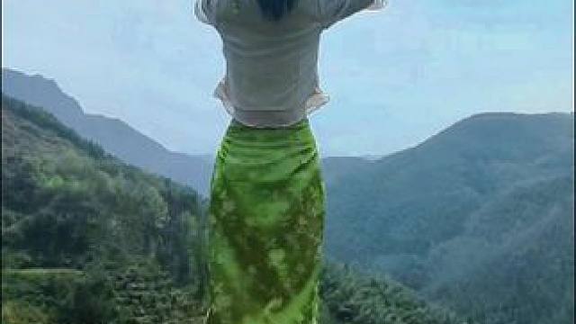 承诺再真，终究会败给时间，回忆再甜甜也敌不过流年，一见如故容易，来日方长却很难，遇见只是开始，再见就