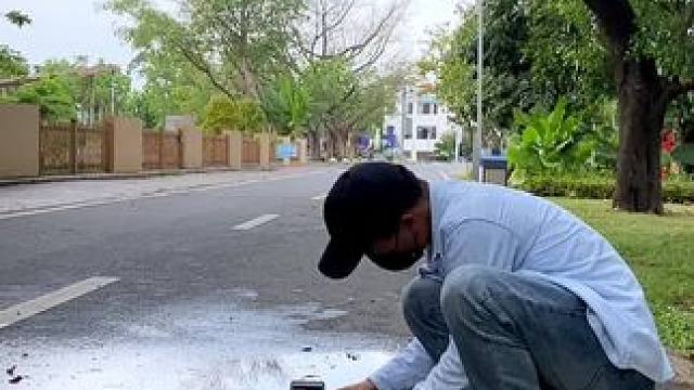 走路倒影试试这样拍#手机摄影 #拍摄技巧 #水面倒影 #vlog日常