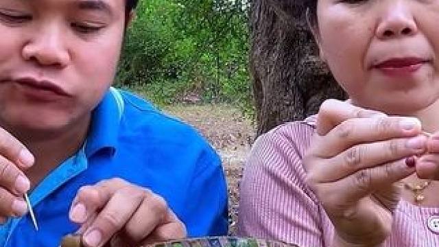 带大老婆一起吃️辣拌黑咚咚香米饭团小螺蛳 #好吃到停不下来 #内容启发搜索 #野外美食 #泰国大叔#