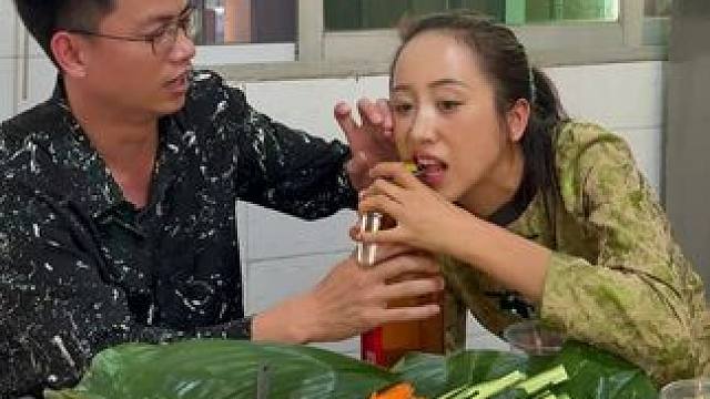 外焦里嫩的鱼肉，酸辣的沾水，包裹着生菜，味道真的太棒了 #菜包鱼 #把家乡美食分享给大家 #地方特色