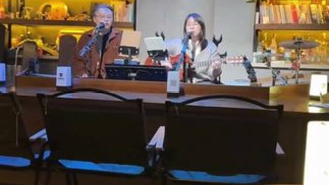 不需要腑肿的棉衣去遮盖她似水的面容