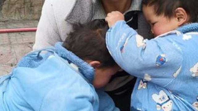 俩个争爸爸抱。 #内容启发搜索