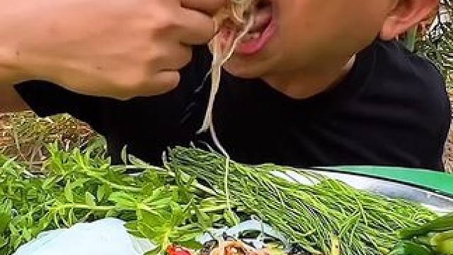 新鲜臭菜酸辣️拌米粉 #美食 #泰国美食 #户外美食 #内容启发搜索