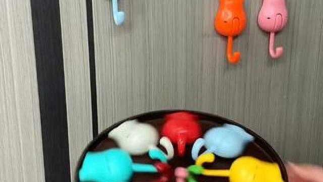 按压式小猫挂钩 这个按压式小猫挂钩，性价比真的是绝了，真空吸附的#免打孔 ，承重力也嘎嘎好，还可以随