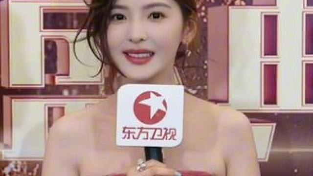 刷到这条视频的有福了，跟着#章若楠  学拍氧气感美图～被夸“怎么拍都出片”，她坦言氛围和角度是关键！