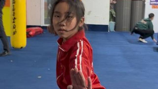 会功夫的小女孩你们喜欢吗？谢谢双击支持！ #武术 #中华武术博大精深 #圆你一个武侠梦 #习武改变人