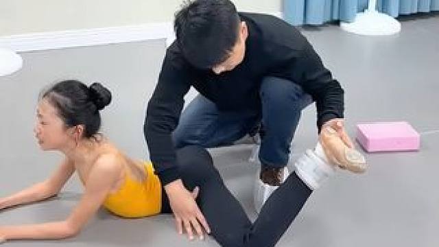 小妹逆关节练习，看着就让人害怕 #舞蹈基本功 #软开度训练