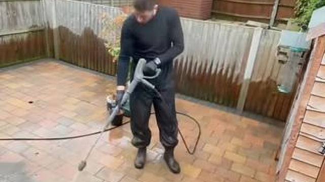 十年老宅往往采用最简单的清洁方式！#庭院清理 #极度舒适 #深度清洁 #干干净净