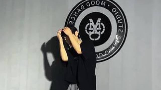 偷偷溜了一下小腹肌.#今日份舞蹈打卡 #舞蹈 #抒情编舞 #周杰伦 #沈沉雷编舞