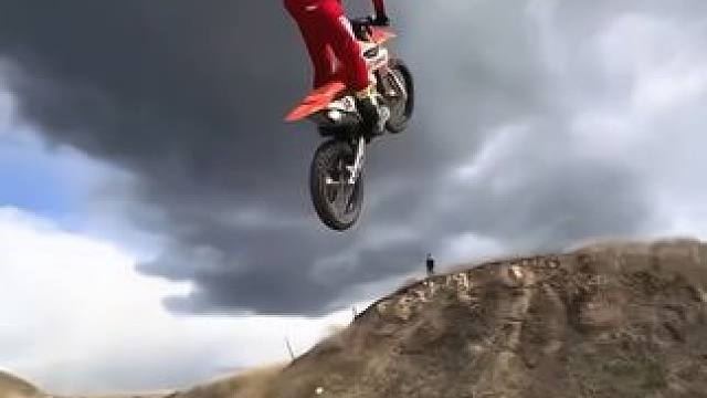 生命的意义在于不断挑战自己，战胜自己#极限运动 #尾崎八项 #越野摩托车 #危险动作请勿模仿 #第一