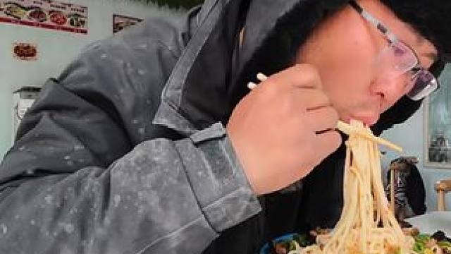 骑行新疆，短暂离开塔克拉玛干沙漠进入瓦石峡镇，终于吃上了肉 #骑行 #骑行vlog #户外 #爱生活