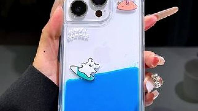 窝趣～好姐妹的手机壳里边有一只会冲浪的修狗！ #这个手机壳真的长在我心巴上了 #这个手机壳的主人是谁