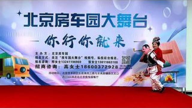 “老汉背妻”是中国民间传统表演艺术中一种极具特色的双人舞蹈形式。独特的“一人双角”表演技巧，给观众耳