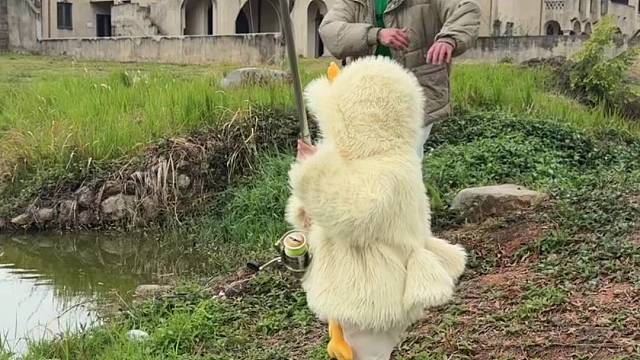 没想到女儿第一次钓鱼就…