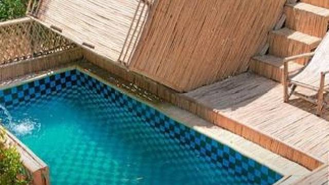 荒野建造，穷小伙荒野外徒手搭建价值千万的豪宅，还拥有个泳池。#荒野建造 #野外搭建