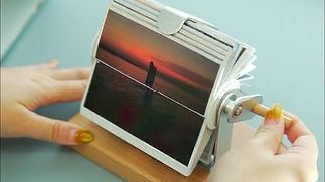 作为礼物的话，一个定制的翻页相册真的很有意义哦，摆在桌上每天都可以看到不同瞬间#礼物推荐 #摆件家居