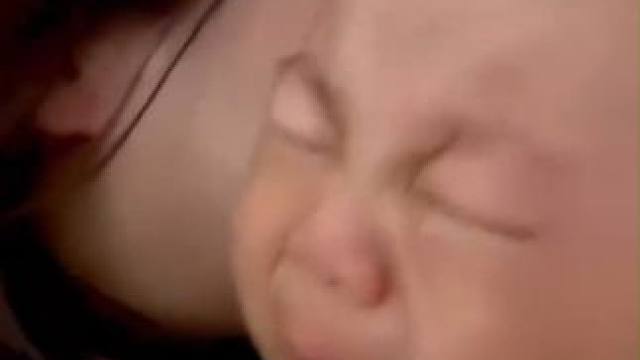 妈妈出差回家，原本平静的宝宝进入妈妈怀抱后瞬间泪奔。