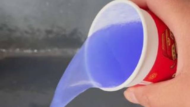 今天的水怎么变成这个颜色了#儿童乐趣 #水彩颜料 #儿童益智