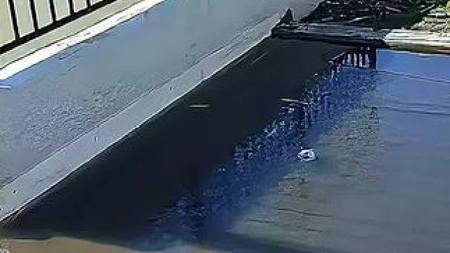 清理堵塞下排水口 #解压 #清理 #国外视频分享 #下水道 #排水