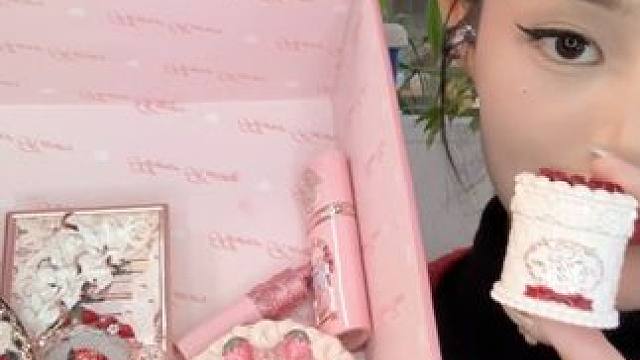 Omg花知晓的礼盒简直设计到了我的心巴上！ #花知晓新品 #彩妆 #购物分享 #花知晓草莓丘比特 #