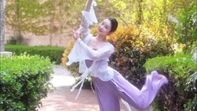 月亮悄悄翻过小山坡 原创