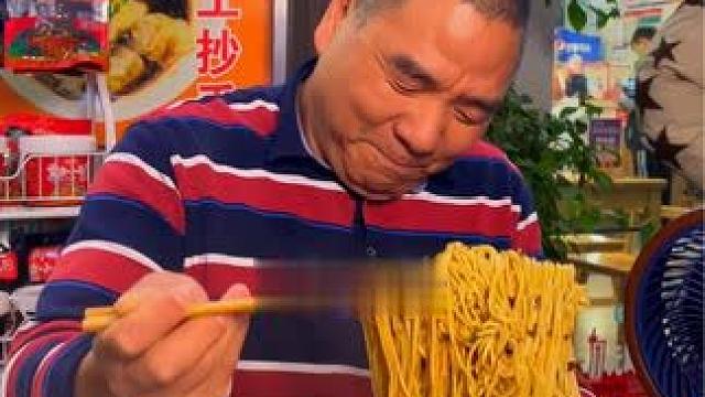 大哥吃面像龙卷风一样，不慌不忙就破纪录了！#妈呀太香了 #嘎嘎好吃 #重庆美食 #重庆小面 #调料