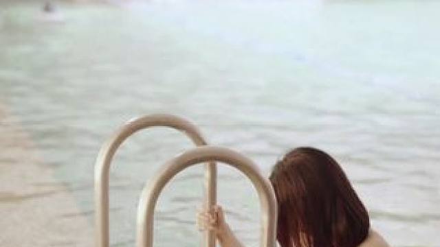 今天虽然水有点冷，但是我还是坚持游泳了 #泳池拍摄 #游泳无不良引导