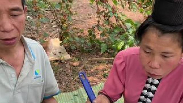 越南安叔吃 新鲜果冻。#我的农村生活 #东南亚美食 #爱生活爱美食 #把家乡的味道分享给大家 #农村