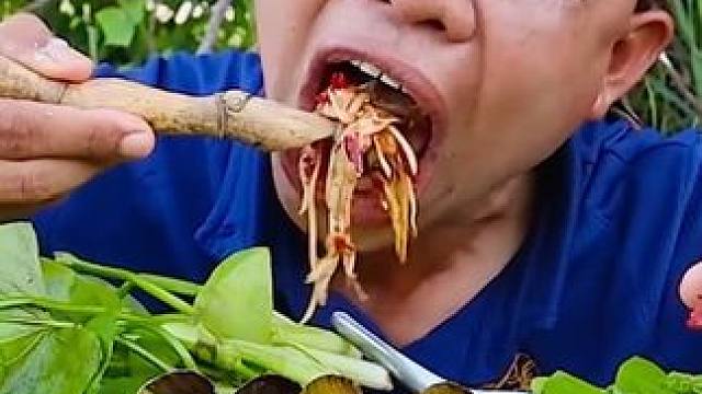 酸辣木瓜丝️凉拌跳跳虾新鲜大肥螺 #美食 #泰国美食 #户外美食 #内容启发搜索