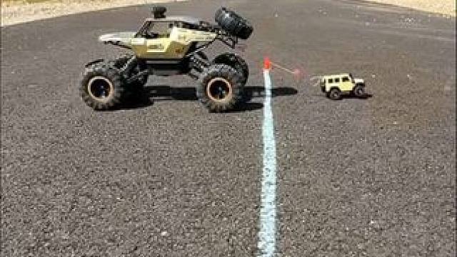 趁老弟不在家，偷拿他的玩具车来玩 #有趣 #玩具车 #拔河 #遥控车