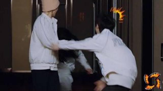 练习生们面对突如其来的恐怖惊喜，反应各异，笑点满满！ 
 有人镇定自若，完全不为所动！
 有人被吓得