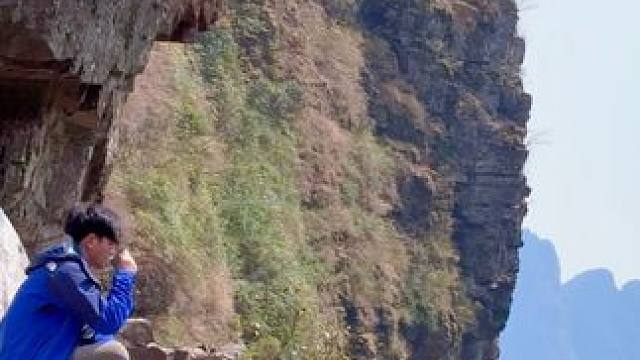 悬崖上露营，伴着野生动物的叫声入睡。 #过了这个春就没这个点了 #永远喜欢大自然的生命力 #户外登山