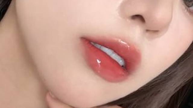 神奇的唇纹消失术出现了！这个是真不显唇纹啊！！ #唇釉 #果冻唇 #口红雨衣 #稚优泉双头唇釉 #双