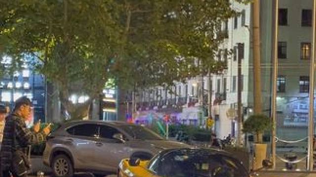 这个画面应该属于绝唱了，也是小小酷，最后一次来上海展示拉法了，以后这条街应该在也不会出现法拉利拉法了