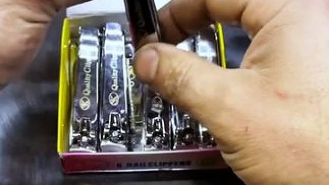 这绝对是你见过最阴间的锻刀材料，用指甲刀锻刀 #英雄没有闪 #放置刷宝手游 #野蛮人 #刷宝 #锻刀