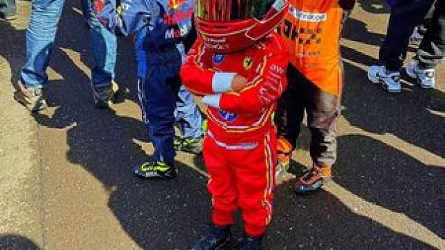 小潘子、小乐扣和小兰多～ 不仔细看还以为左边就是角田本人呢#维斯塔潘 #勒克莱尔 #角田裕毅 #f1