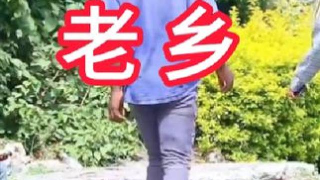 如果捡到的手机会放电该怎么办呢。 #老外真会玩 #这谁顶的住啊 #奇葩综艺 #综艺搞怪