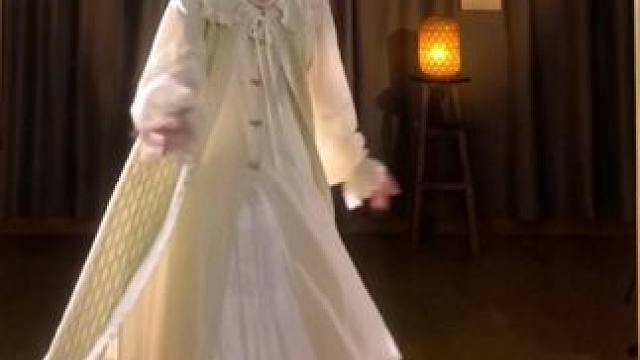 “梨花香～”大家假期都有出去踏青嘛！ #向全世界展示中国舞 #国风古韵 #霜雪千年