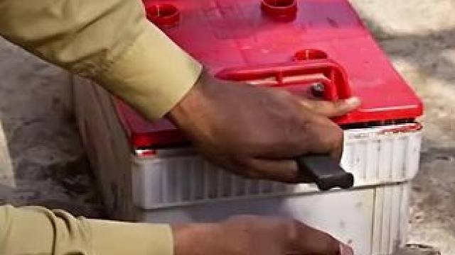 废旧电瓶是怎样翻新的？先倒掉硫酸，再将铅片拆出来#翻新修复 #锂电池回收 #更换电池 #电池爆炸 #