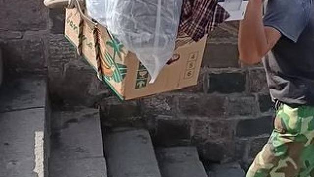 书上挑山工今日一见，很了不起#泰山 #挑山工精神 #山东